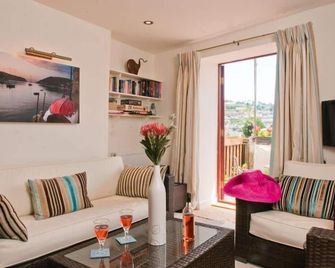 The Cottage, 13 Clarence Hill - Dartmouth - Living room