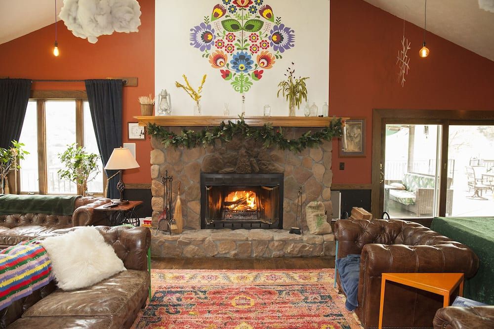 Living room view of Innisfree Farms Estate House near Oglebay Park