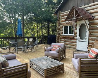 Private beach access across the street-2BR Cottage in the woods-amazing sunsets - Penetanguishene - Patio