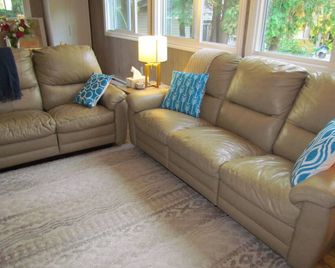 Roomy cottage close to Sauble's main beach! - South Bruce Peninsula - Living room