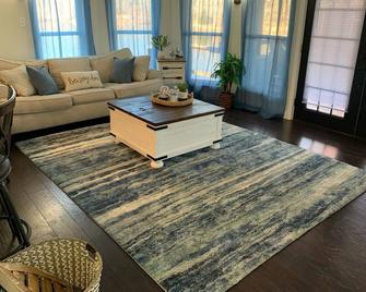Cheerful 3 Bedroom home on a semi-private lake - Nortonville - Living room