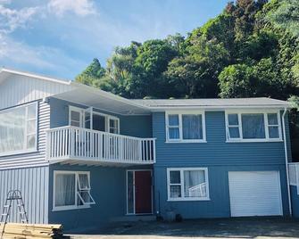 Charming Room available in Stokes Valley, Lower Hutt - Lower Hutt - Building