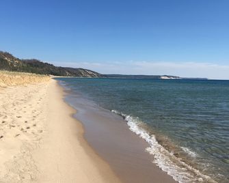 Sunny suite w/ private entrance; view of Betsie Bay one block from Lake Michigan - Frankfort - Beach