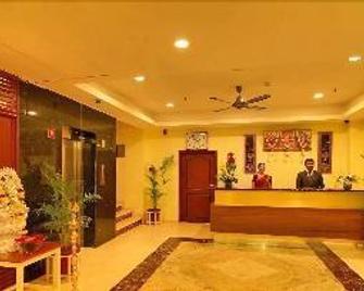 Dhanunjayas Luxury Hotel - Hosūr - Front desk