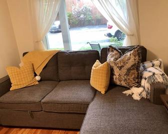 Coastal Cabin - Downtown Historical Log Home - Anchorage - Living room