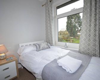 Whole House - Sleeps 5 - near town centre - off road parking - Hinckley - Bedroom