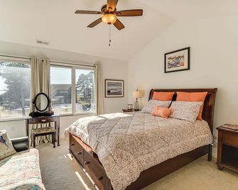 Walk to Beach: Home w/ Pool Access in White Stone - White Stone - Bedroom