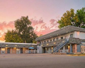 The Oakwood Inn - Sterling - Building