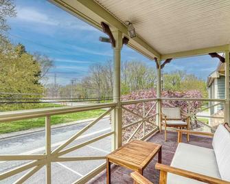 3Br/1Ba Pondview Langsdale House - A Historic Stay with Heart - Easton - Balcony