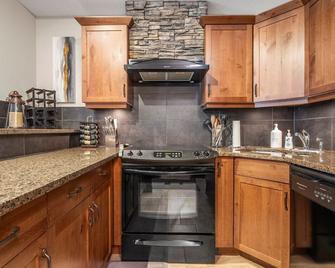 Heavenly Mountain Hideaway, Pool, Hot Tub - Radium Hot Springs - Kitchen