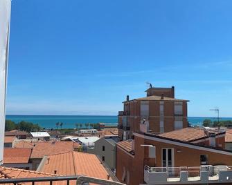APARTMENT on the 2nd floor on a completely renovated building !!! - Porto Sant'Elpidio - Vista esterna