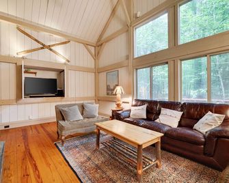 Charming Farmhouse in Lake Naomi - Pocono Pines - Living room