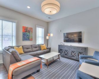 Modern 2BR Condo Walk to 12South Dining Shops - Nashville - Living room