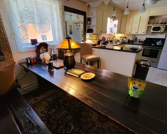 Billie's Backpackers Hostel - פיירבנקס - מטבח