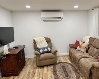 Sweet Dreams: Easy Access w/Attached Garage - Miles City - Wohnzimmer