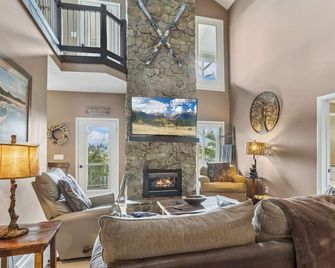 Flat Top Lodge - Blowing Rock - Living room
