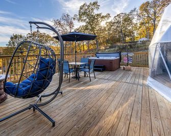 Anchor Dome | Romantic Escape, Hot Tub & Lake Views - Murray - Balcón