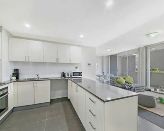 Southwest Liverpool Area 3 Beds & Parking Nwf003 - Warwick Farm - Kitchen