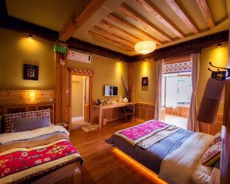 Huksum House - Diqing - Bedroom