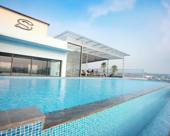 Grand Sovia Hotel - Băng-đung - Bể bơi