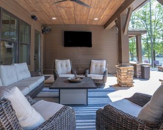 Beautiful Lake Oconee Lake Front Estate With Custom Pool And Hot Tub - Eatonton - Lounge