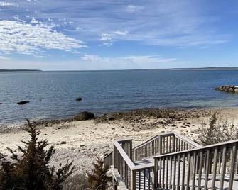 Waterfront with stunning views and beach - Buzzards Bay - Beach