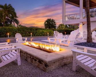 Finding Meili Gorgeous Beachfront Crystal Shoresresort+amenities.2br - Marco Island - Patio