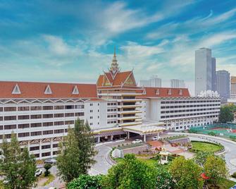 Hotel Cambodiana - Phnom Penh - Building