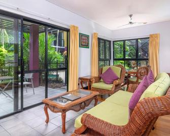 Dreamcatcher Beach-Side Apartments - Port Douglas - Living room