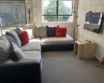 Cosy comfortable unit with city views - Napier - Living room