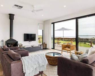 Luxe off-grid beach house with panoramic views of Middle River & Snelling Beach - Stokes Bay - Living room