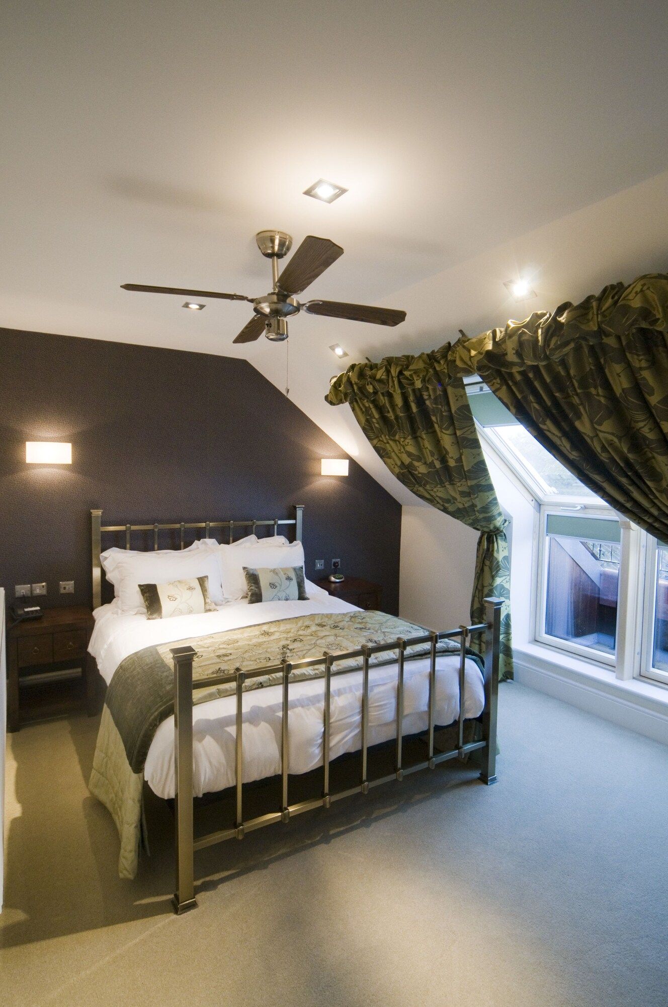 هول فارم هوتل آند ريستورانت - غريمسبي - غرفة نوم