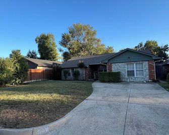 Walking distance to the Stadium! Charming 3-bedroom house in lovely Norman - นอร์แมน - อาคาร