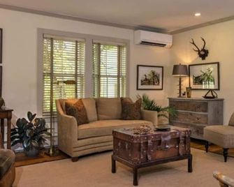 Deer Brook Inn - Woodstock - Living room