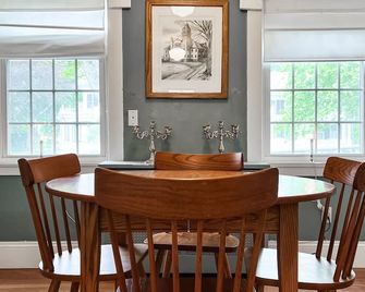 Enjoy your stay in an antique home in an antique toy museum! - Winchendon - Comedor