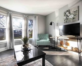 Elegant 1BR 1 Bath apartment minutes the falls - Cataratas del Niágara - Sala de estar