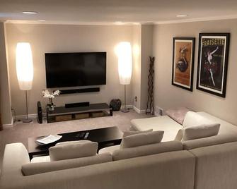 Luxury Apartment in Denver, Colorado - Centennial - Living room