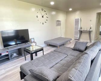 Cozy back house w/self checking in the heart of LA Full Kitchen, Wifi - El Monte - Living room