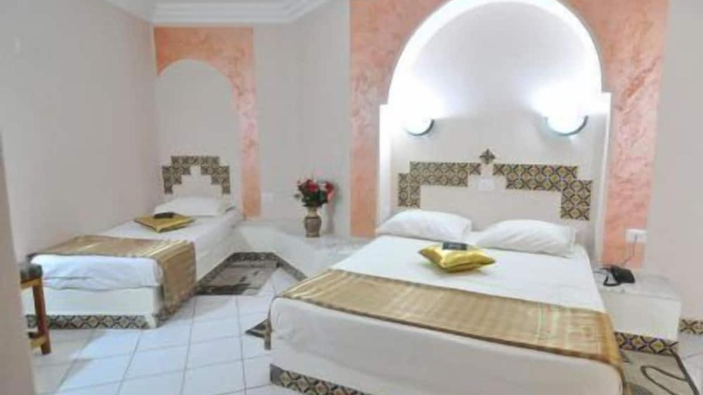 نزل السعفات الذهبية