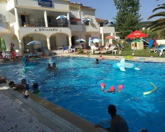 Alessandro - Sidari - Pool