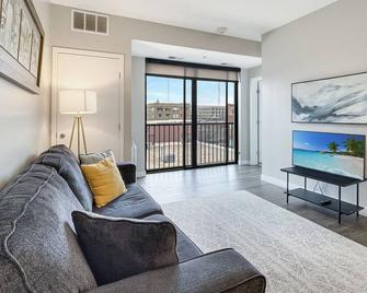 Dwntwn 1br Haven - Hot Tub! - Des Moines - Living room