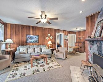 Spacious Home With Deck On Lake Chetek! - Chetek - Sala de estar