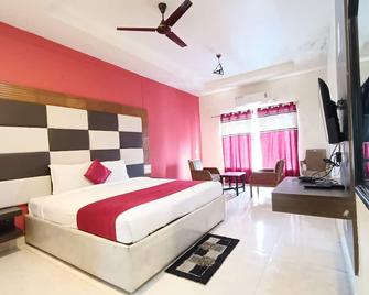 Hotel New Rajdarshan - מדיקרי - חדר שינה