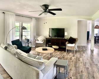 Maryville City Cottage Between the Mountains and Knoxville - Maryville - Living room