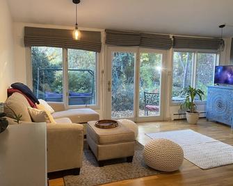Downtown Paonia-cozy & quaint home - Paonia - Living room