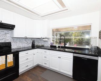 Hacienda de Paz - Estate of Peace - Perris - Kitchen