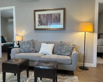 Chic & intimate 2 bedroom - Brighton - Living room