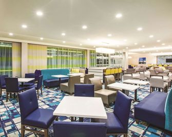 La Quinta Inn & Suites by Wyndham Wichita Northeast - וויצי'טה - מסעדה