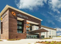 La Quinta Inn & Suites by Wyndham Wichita Northeast - Wichita - Building