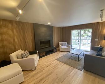 Amagansett 2 Acre, 3000 Sq Ft 4 Bdr Modern W/ 20 X 40 Pool, Near Beach & Town - Amagansett - Living room